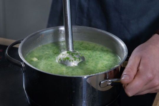 Grünkohlsuppe pürieren