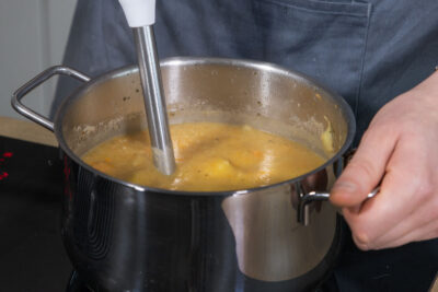 Kartoffelsuppe pürieren