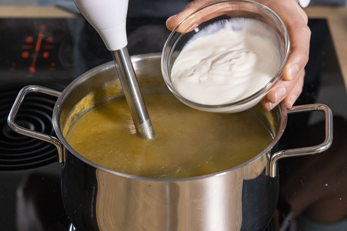 Sojajoghurt zur Kartoffelsuppe geben