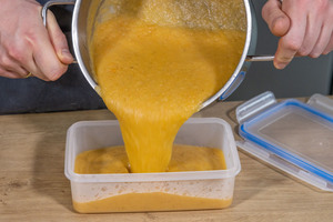 Kartoffelsuppe in Dose füllen