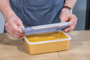 Dose mit Kartoffelsuppe schließen