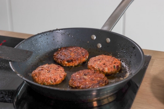 Kidneybohnen-Burger braten