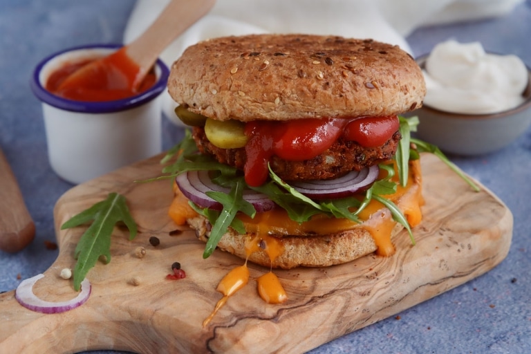 Veganer Kidneybohnen-Burger mit Haferflocken | Rezept - eat.de