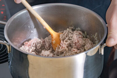 Hackfleisch und Zwiebeln anbraten