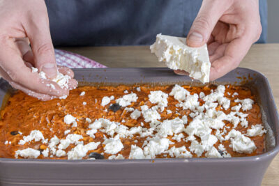 Feta auf den Kritharaki Auflauf geben