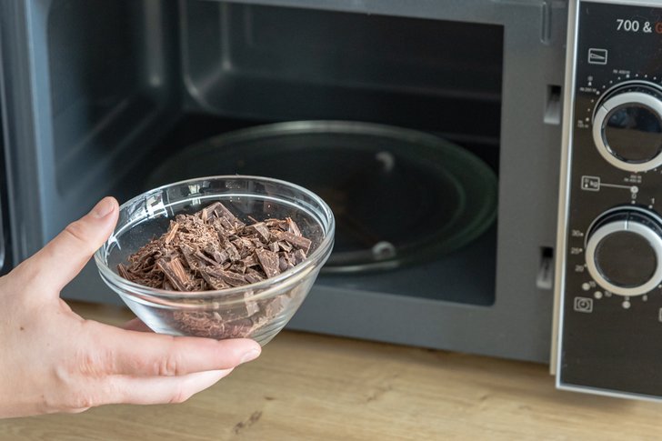Kuvertüre in Mikrowelle geben