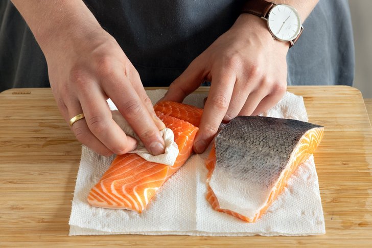 Lachs abtupfen