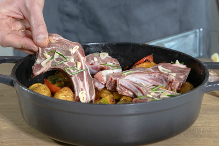 Lammkotelett im Backofen mit buntem Gemüse - eat.de