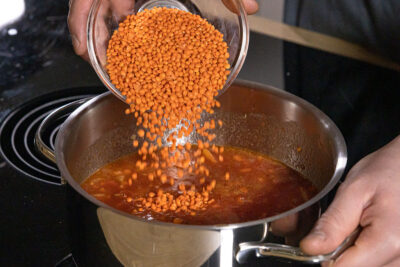 Rote Linsen in die Bolognese geben
