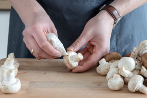Champignons putzen