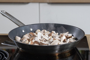 Champignons in der Pfanne braten