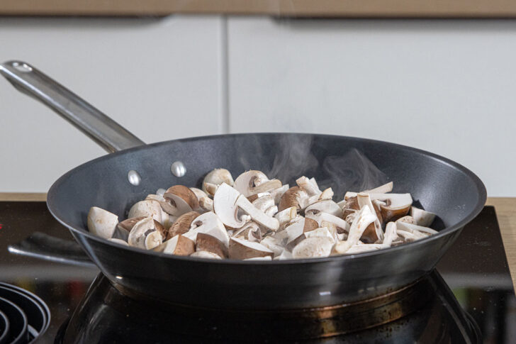 Champignons in der Pfanne braten