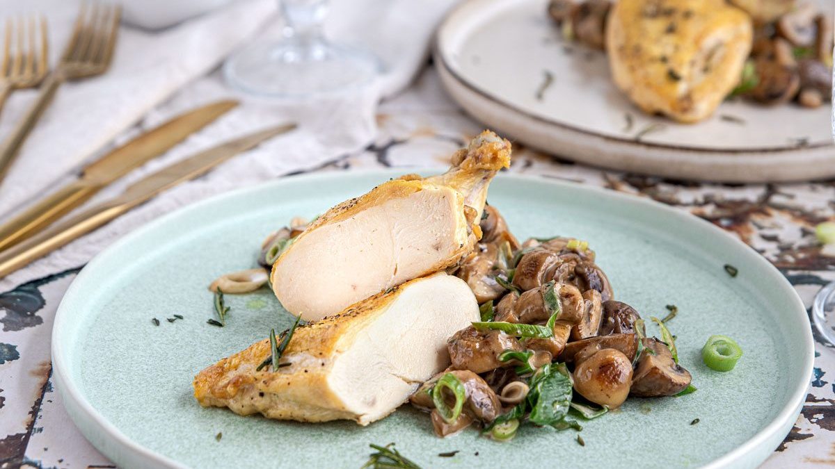 Gebratene Maispoulardenbrust mit Champignons