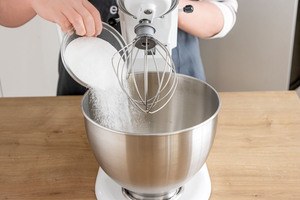 Zucker in die Schüssel geben