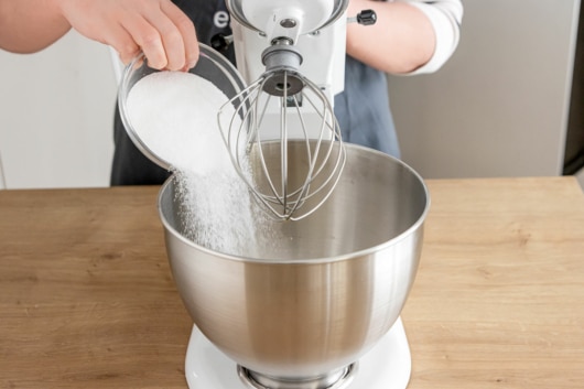 Zucker in die Schüssel geben