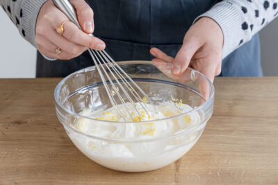 Schmandcreme mit Zitronenschale verrühren