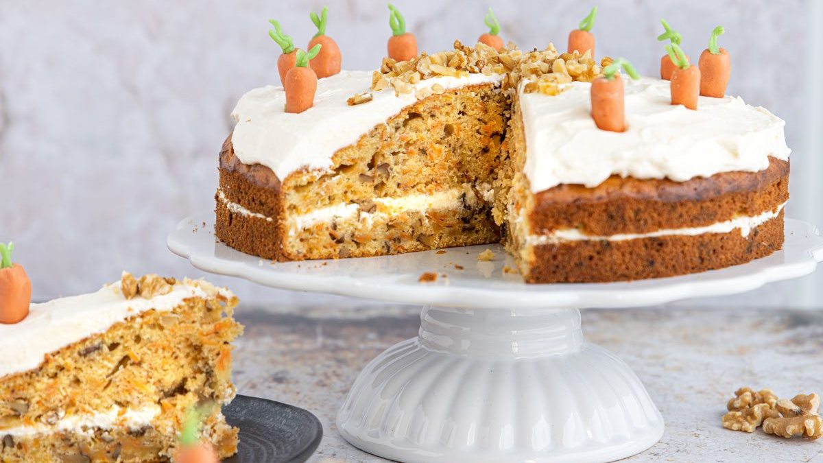 Möhrentorte mit Schmandcreme und Walnüssen | Rezept - eat.de