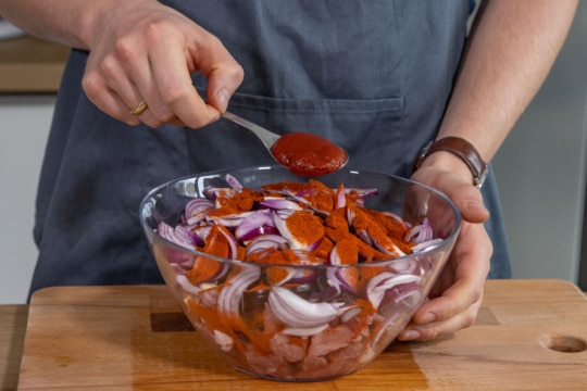 Paprikamark zum Gulasch geben