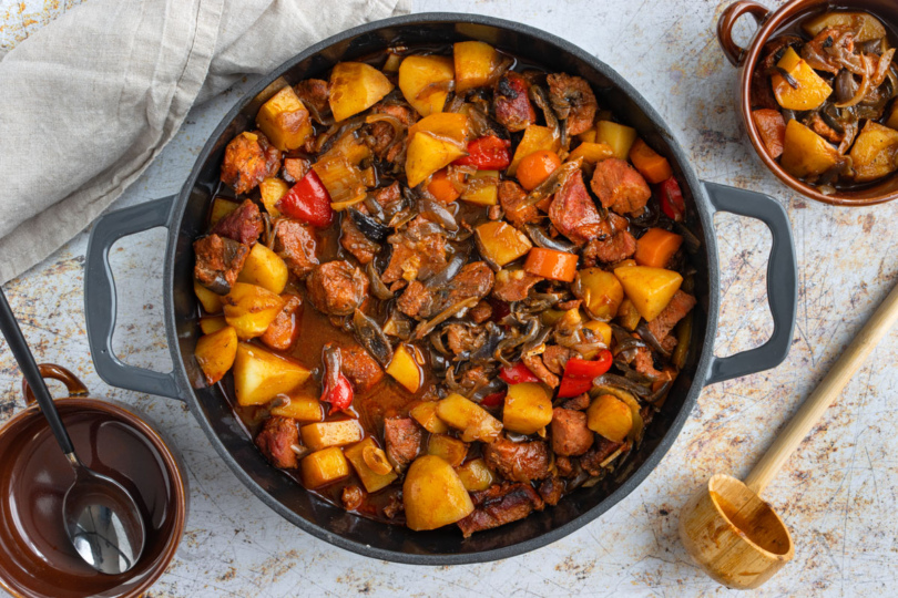 Ofengulasch mit Kartoffeln