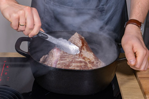 Omas Rinderbraten im Bräter anbraten
