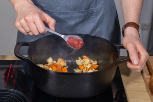 Tomatenmark dazugeben