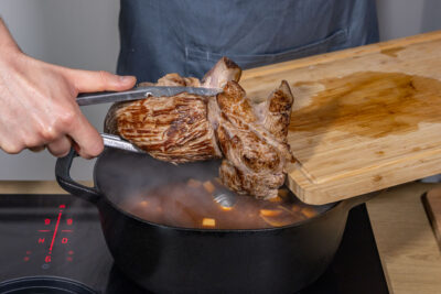 Omas Rinderbraten zur Soße geben