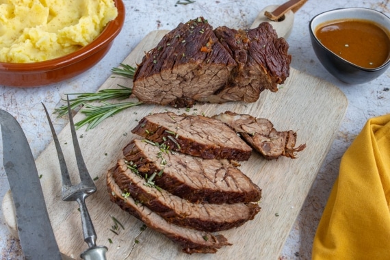 Was Kann Man Aus Rinderbraten Machen Omas klassischer Rinderbraten im Bräter | Rezept - eat.de