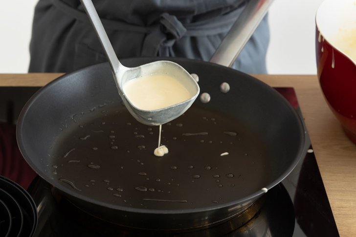 Teig in Pfanne geben