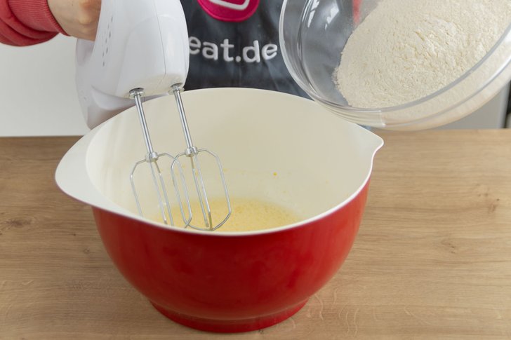 Mehl hinzugeben