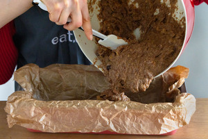 Teig in Form füllen