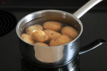 Kartoffeln in Wasser kochen