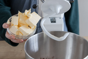 Margarine in eine Schüssel geben