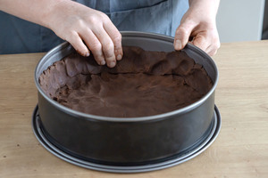 Teig für Russischen Zupfkuchen in die Form drücken