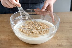 Zucker in Sojajoghurt rühren