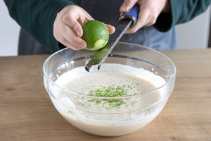 Limettenschale abreiben