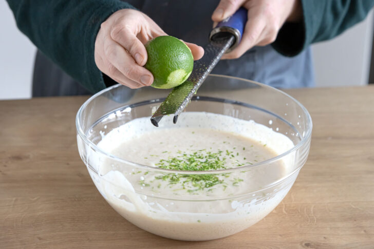 Limettenschale abreiben