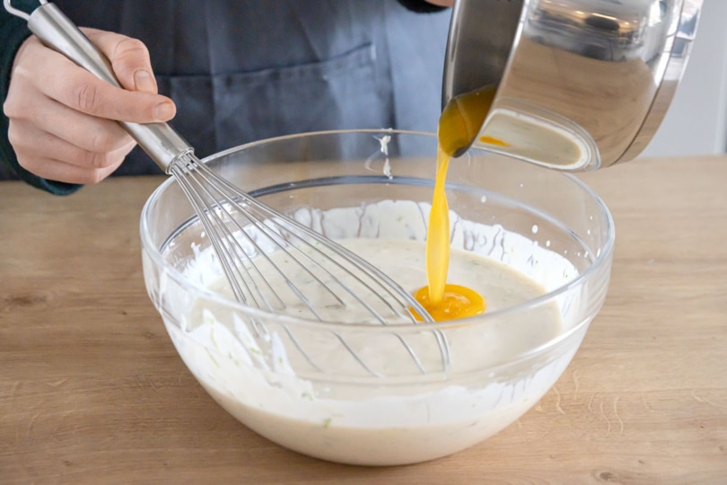 Margarine in die Schüssel gießen
