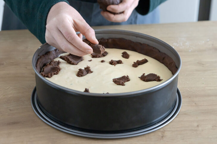 Streußel auf Russischem Zupfkuchen verteilen
