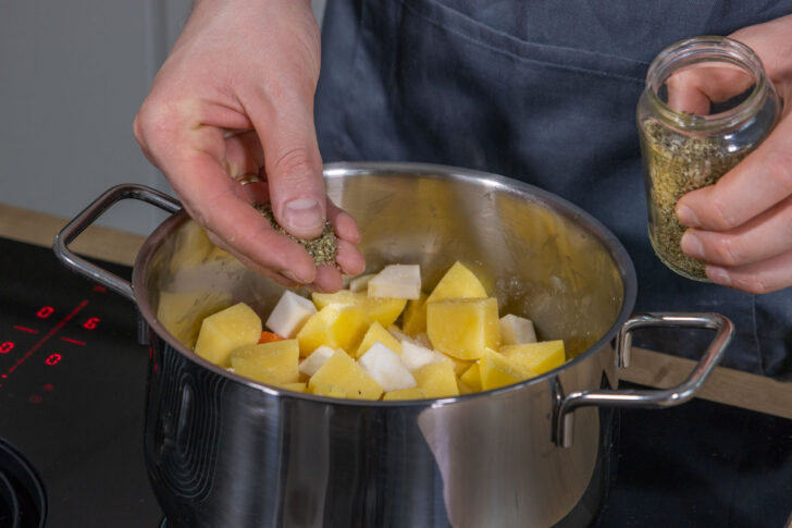 Sächsische Kartoffelsuppe mit Majoran würzen