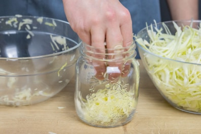 Sauerkraut im Glas füllen