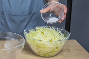 Salz in Sauerkraut geben