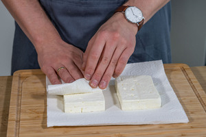 Schafskäse abtropfen lassen