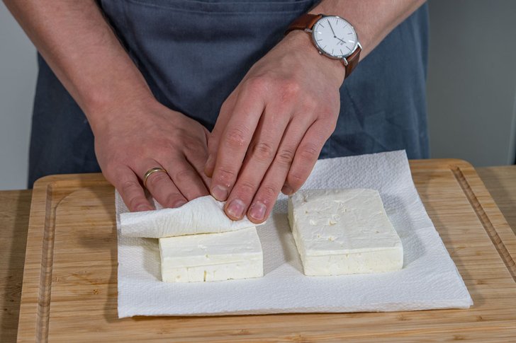 Schafskäse abtropfen lassen