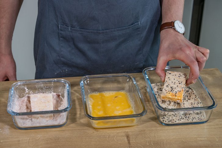 Schafskäse in Paniermehl geben