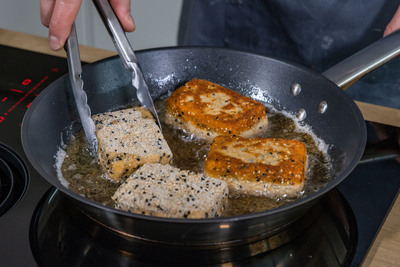 Gebackenen Schafskäse anbraten
