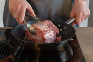 Schweinebraten anbraten