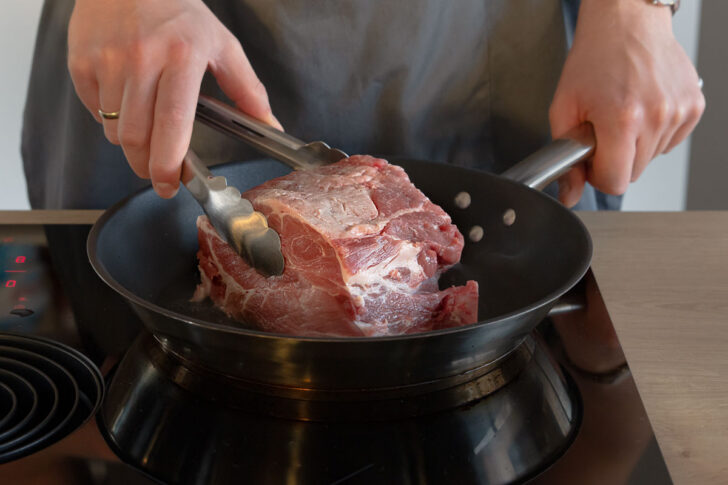 Schweinebraten anbraten