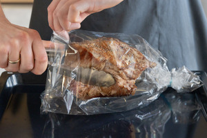 Schweinebraten in Bratschlauch geben