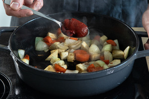 Tomatenmark hinzugeben