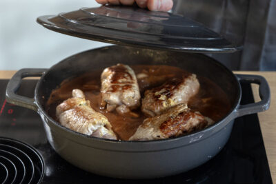 Rouladen in Bräter geben